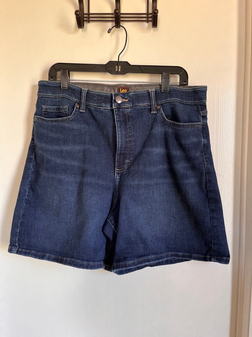 Lee Women’s Medium Wash Denim Shorts Size 16 Mid High Rise Stretch Jean Shorts
